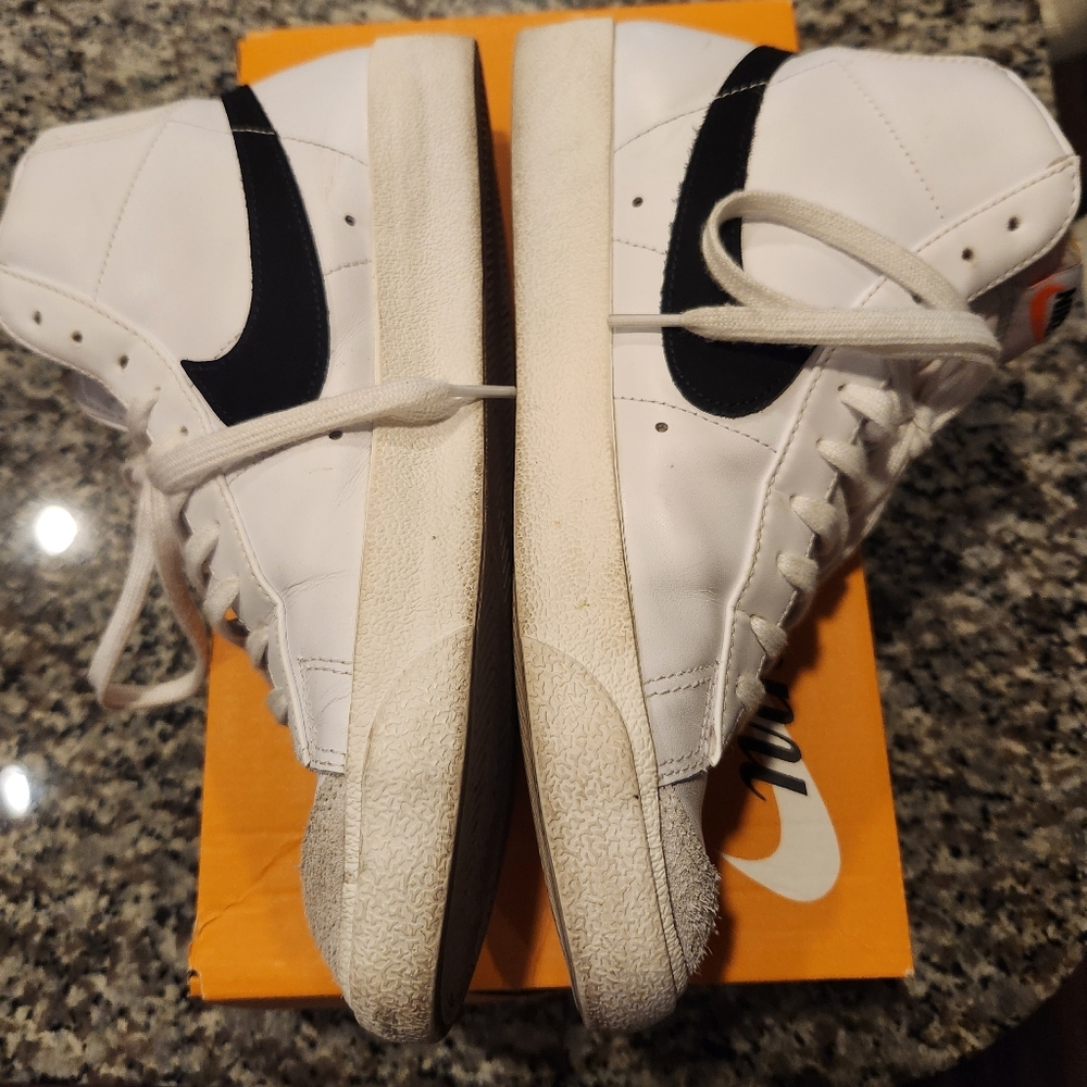 Nike Blazer Mid '77 in White and Black Sneakers Women's 10.5 Mens 9 - Picture 7 of 11
